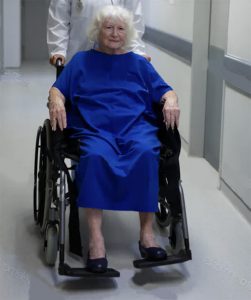 Перевозка больных из больницы на кресле