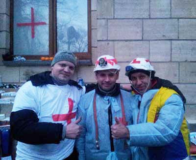 Волонтери медики біля готелю Україна 21.03.2014